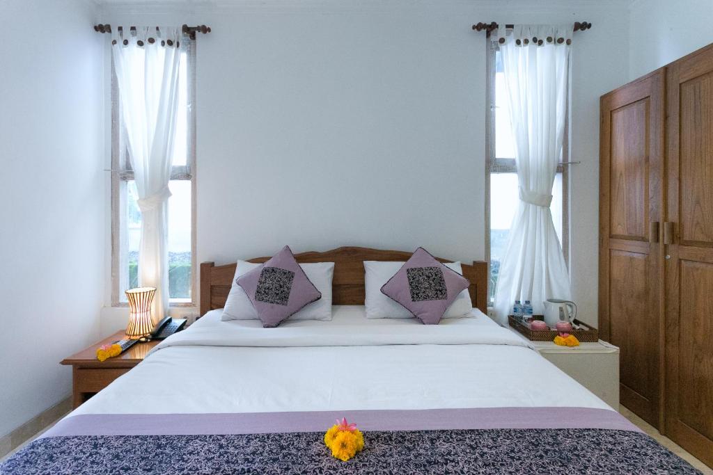Una cama o camas en una habitación de Tirta Arum