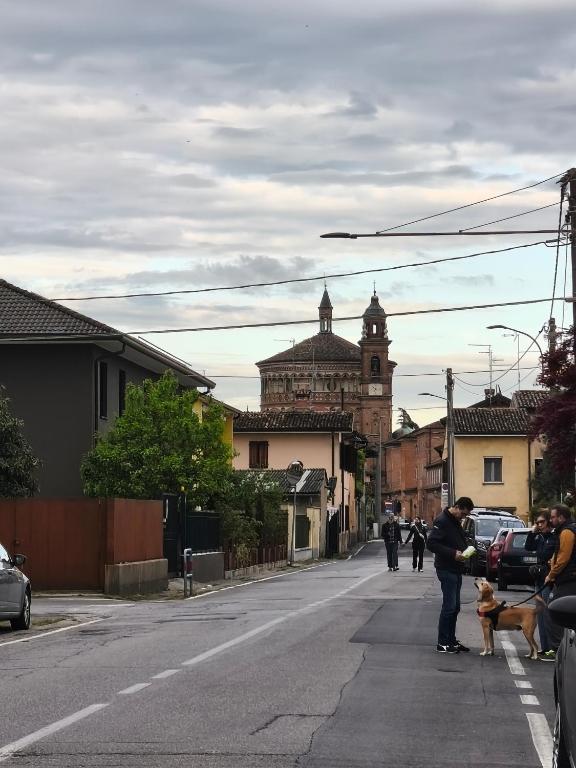 a group of people standing on the side of a street at Casa dei Mazzoni in Crema
