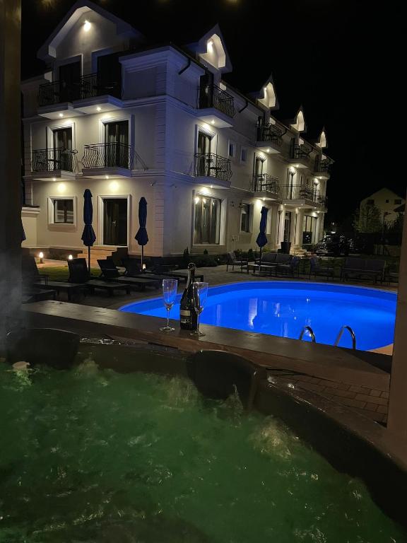 Piscina a Royal Boutique o a prop
