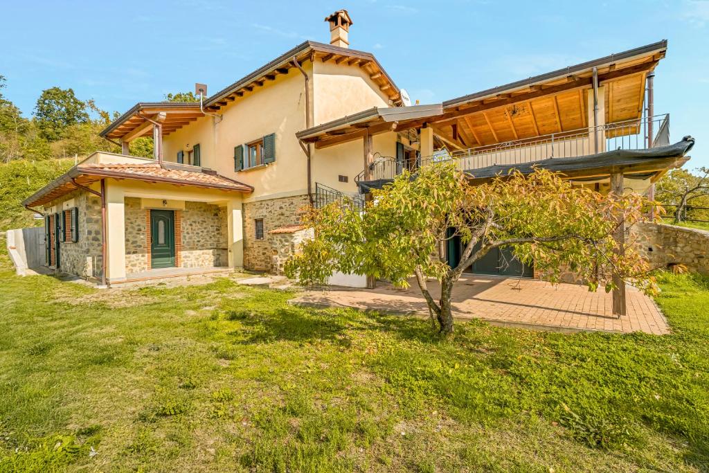 a large house with a tree in front of it at La Casetta in Carafà in Aulla