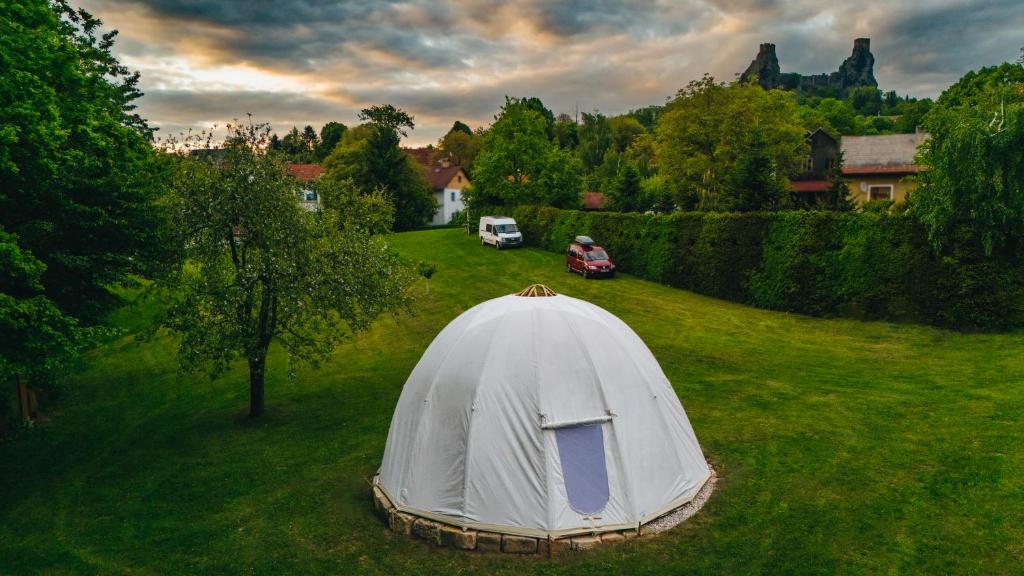 a tent in the middle of a green field at glamping podtrosky in Troskovice