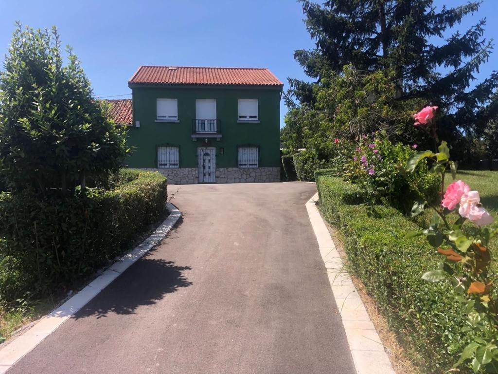 a green house with a road leading to it at Casa Pepe La Granda in Trasona
