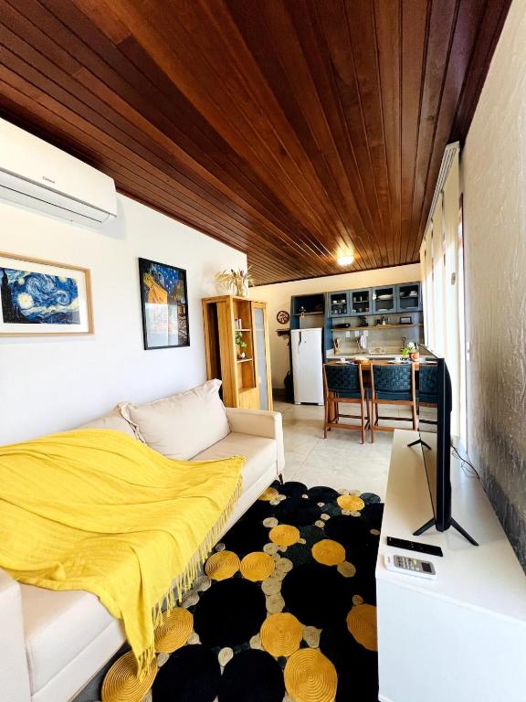a small bedroom with a bed and a kitchen at Apartamento Centro de Pirenópolis Goiás in Pirenópolis