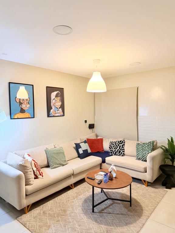 a living room with two couches and a table at شقة غرفة وصالة in Al Khobar