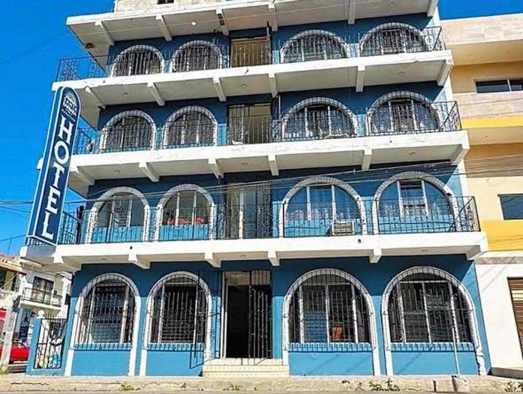 ein blaues Gebäude mit vielen Fenstern in der Unterkunft Hotel S Barbara in Mazatlán