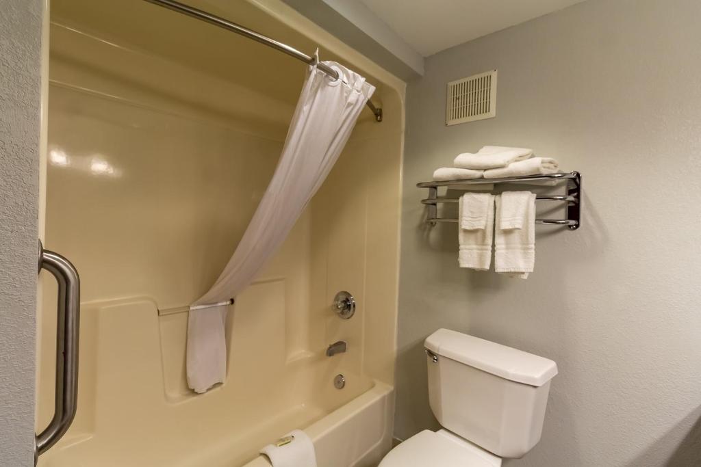 Greenfield Inn & Suites Owensboro, KY Airport photo