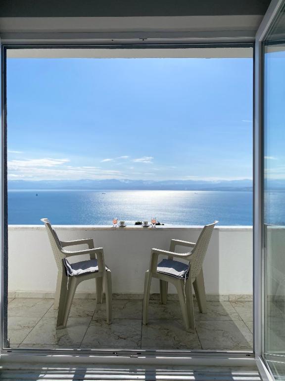 a view of the ocean from a balcony with two chairs at Kuğu Apart Pansiyon in Sinop