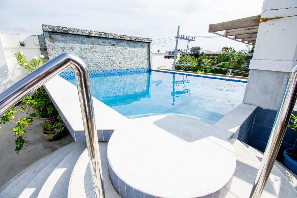 Blick vom Balkon eines Hauses auf einen Swimmingpool in der Unterkunft ECL Resort Hotel Boracay in Boracay