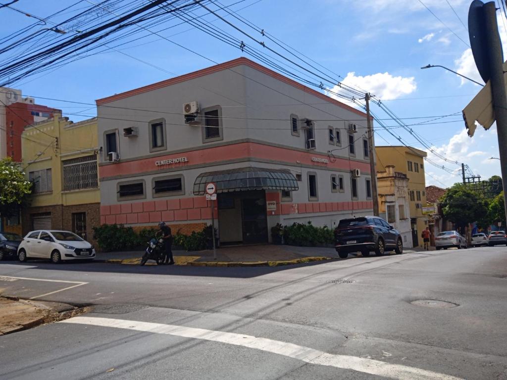 a building on the corner of a city street at HOTEL CENTER Ribeirão in Ribeirão Preto