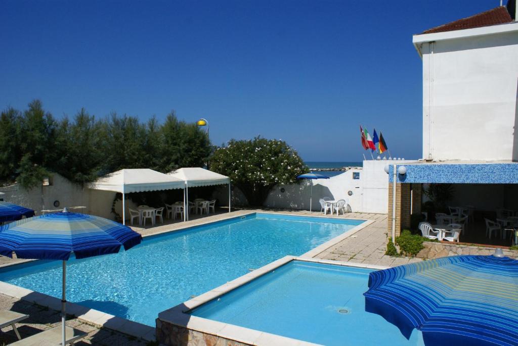 Bazén v ubytování Hotel Strand nebo v jeho okolí