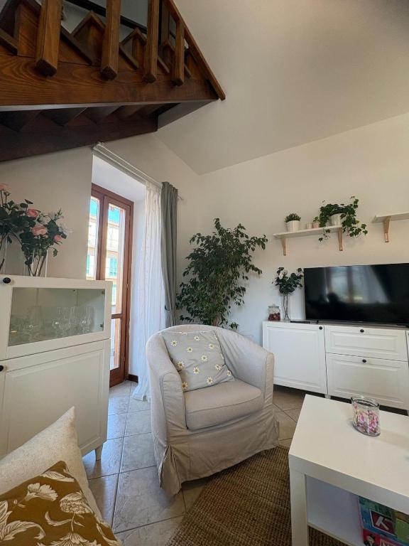 a living room with a chair and a flat screen tv at A casa di Maria in Sulmona