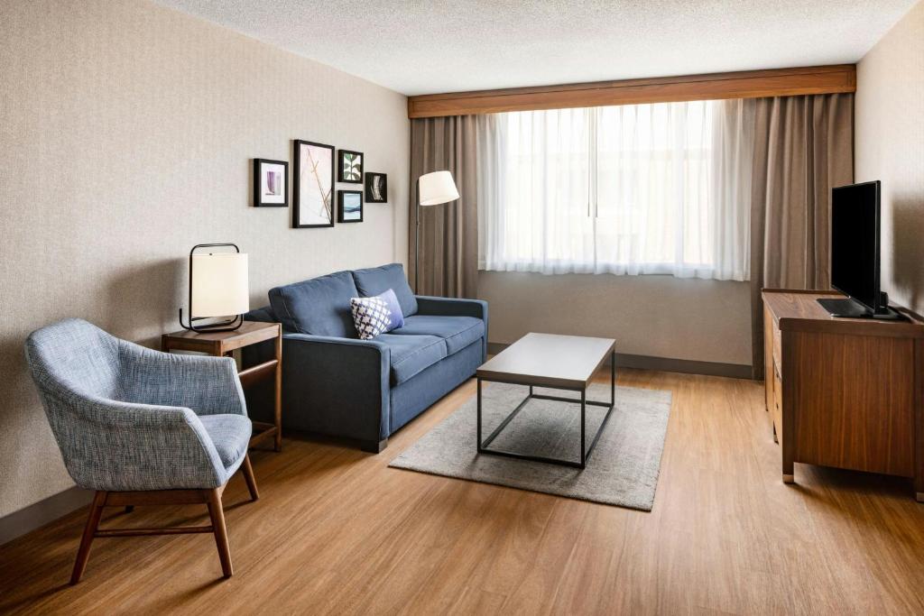 Four Points by Sheraton Halifax - リビングルームとソファベッド付きの大きめの1ベッドルームキングスイート