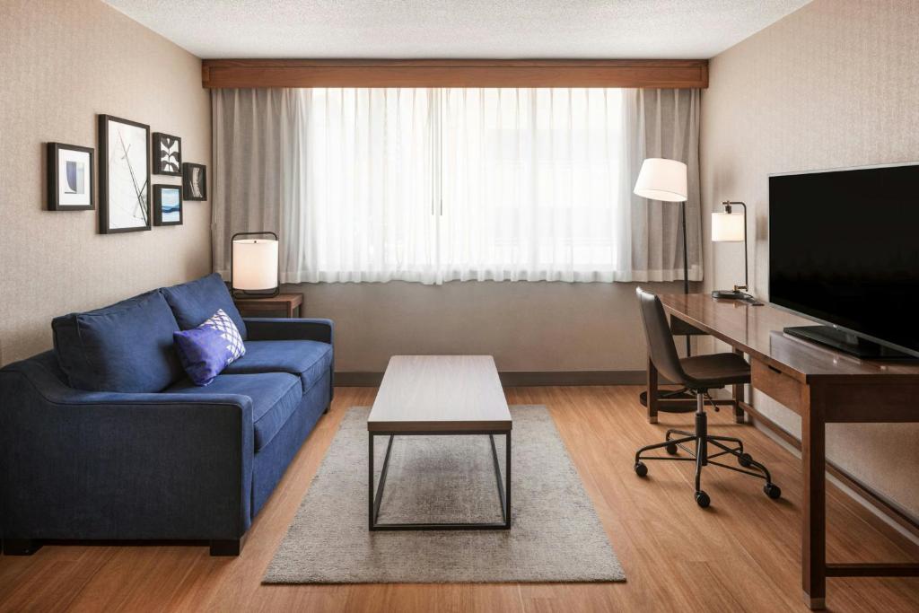 Four Points by Sheraton Halifax - キチネット、リビングルーム、ソファベッド付きの広めの1ベッドルームキングスイート