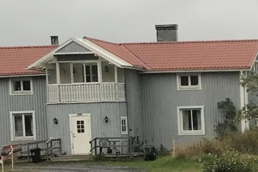 a gray house with a red roof at Workers Stay - Furnished Housing Umeå Sverige in Klabböle