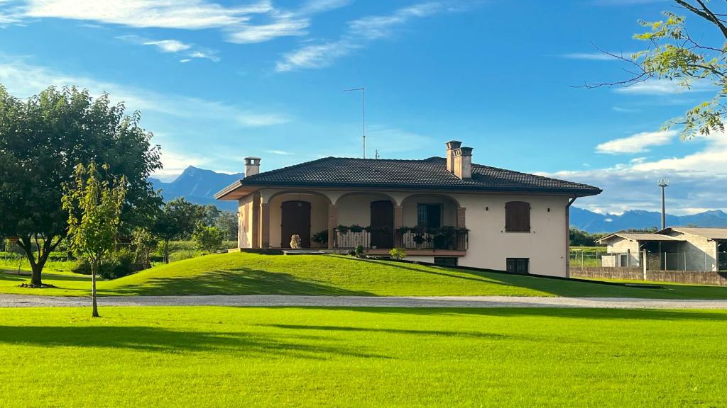 a house on a hill with a green yard at La Casa di Ekeko in Vivaro