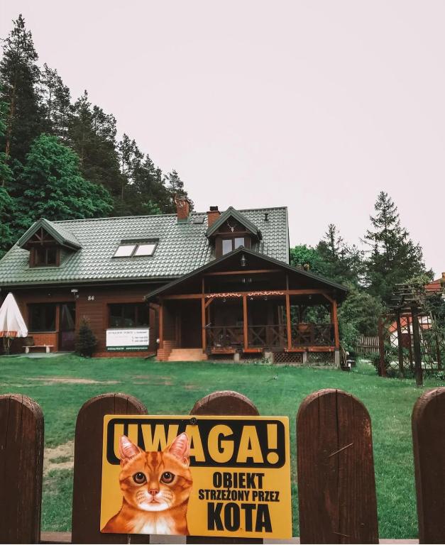a sign in front of a house with a cat on it at DOM U Stefanów - Królowy Most in Królowy Most