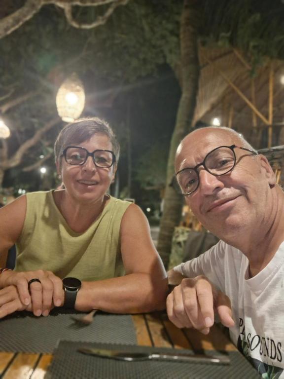 a woman and an older man sitting at a table at Casa Jetizo in Ontinyent