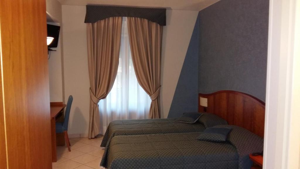 Postel nebo postele na pokoji v ubytování Hotel Cavour