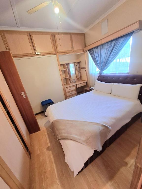 a bedroom with a large bed and a window at Minelo Guesthouse in Virginia