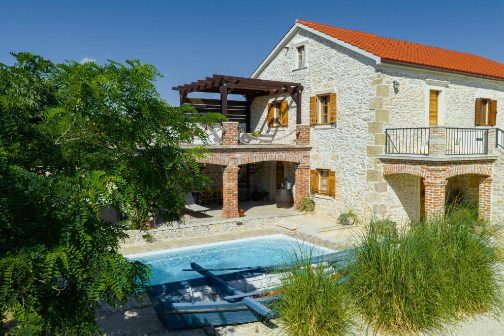 an external view of a house with a swimming pool at Villa Gland in Nin