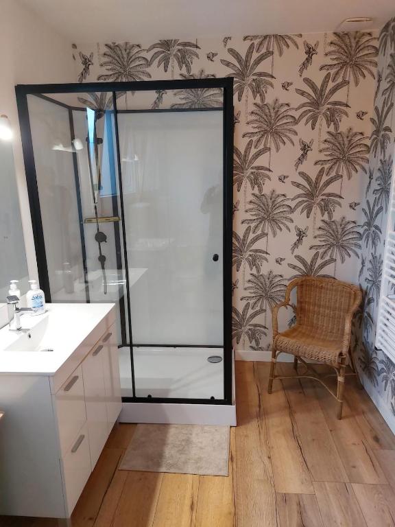 a bathroom with a shower with a glass door at Maisonnette individuelle in Figarol