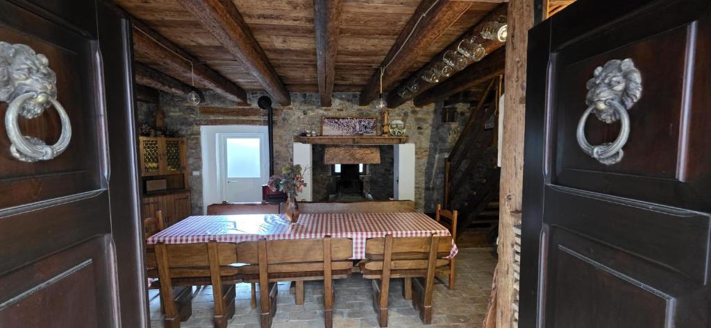 a dining room with a table and chairs at Casa APOLLO in Palmanova