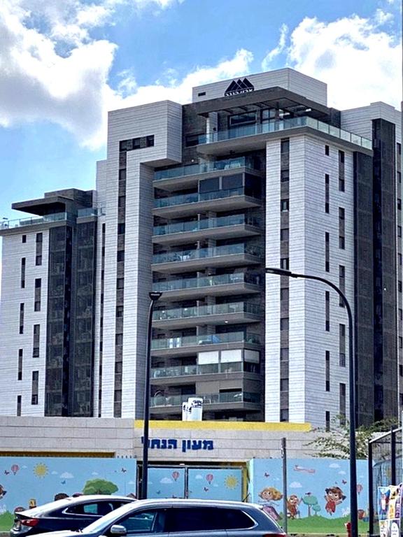 a large building with a audi sign on it at Penthouse à Manhattan Netivot in Netivot