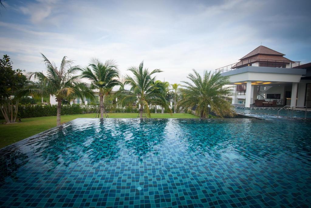 Bazén v ubytování Luxury House in Hua Hin nebo v jeho okolí