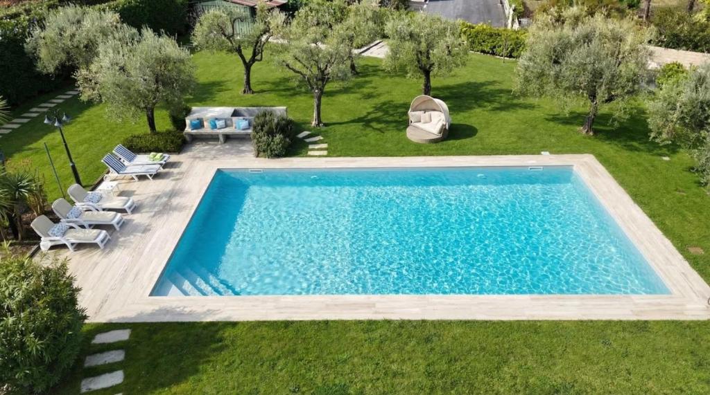 an overhead view of a swimming pool in a yard at Villa Mary in Montinelle