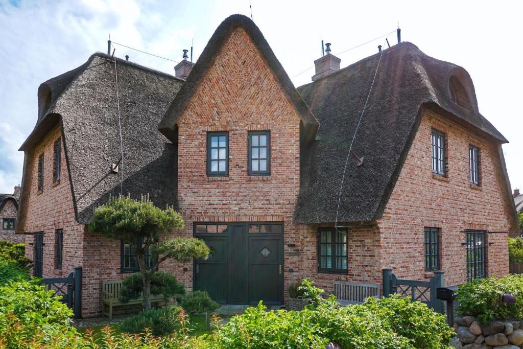 a large brick house with a gambrel roof at Lachmöwe in List