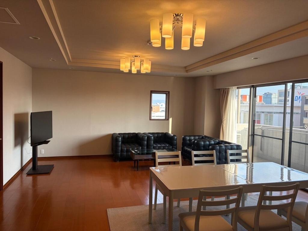 Grande Mare Tenmabashi 1500, 130 m2 luxury penthouse Apartment with a view of Osaka Castle, 2-minute walk from Tenmabashi Station