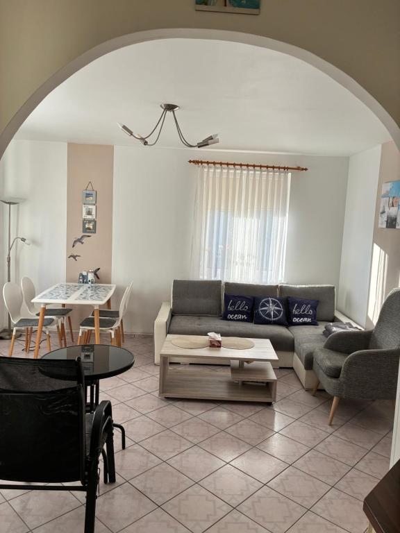 a living room with a couch and a table at Ferienwohnung in Misdroy/Ostsee in Międzyzdroje