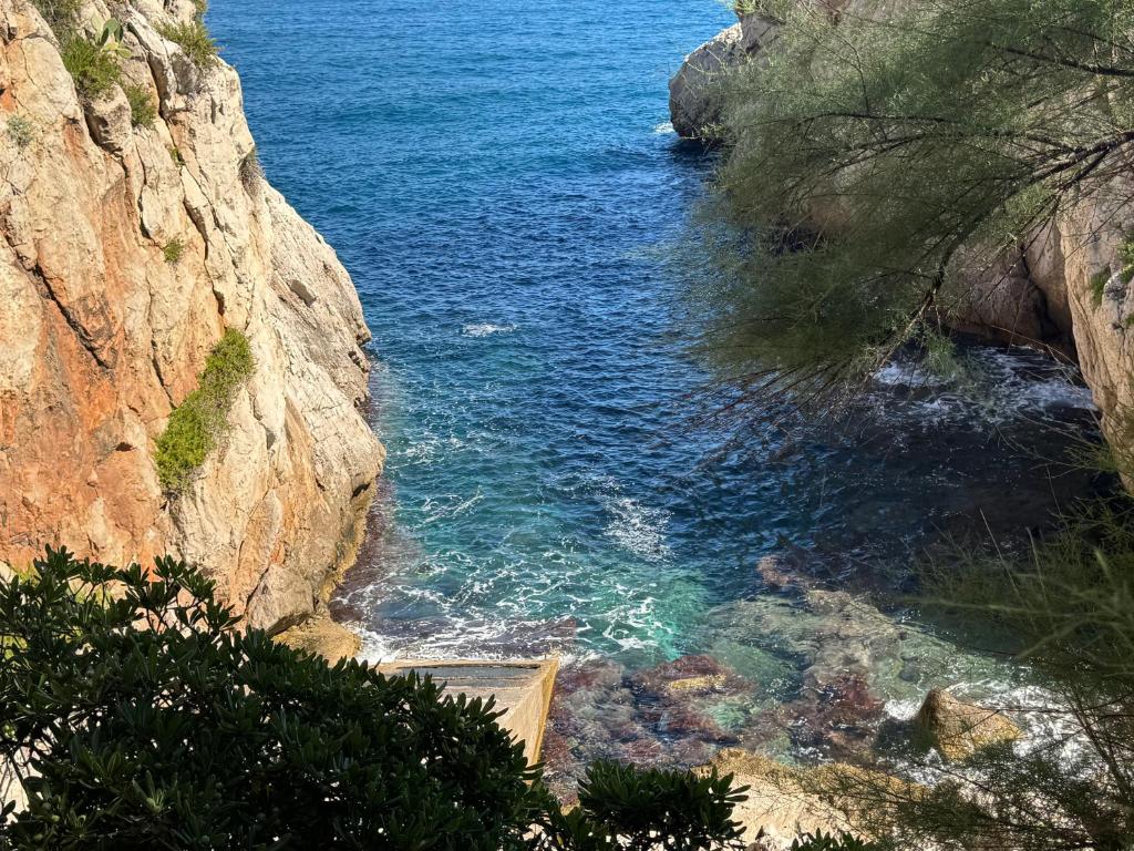a view of the ocean from a cliff at Villa Cliff in Aspra