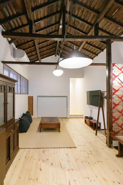 Parking for 2 cars-Osaka Castle & Kyoto good access and modern old house for rent