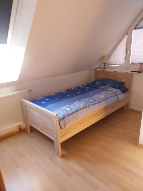 a small bedroom with a bed in a attic at Pension-Auszeit in Giesen