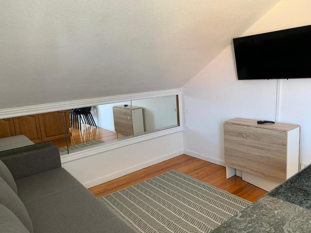 a living room with a couch and a flat screen tv at Apartamento somo SARR in Somo