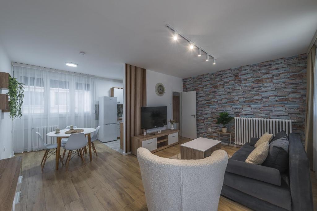 ein Wohnzimmer mit Sofa und Tisch in der Unterkunft Borca 3 in Borča