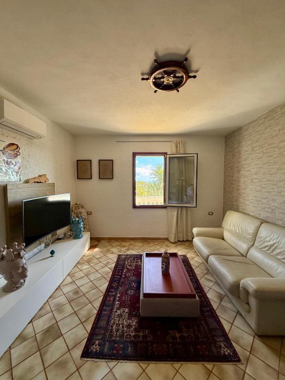 a living room with a couch and a tv at Casa Franco in Lampedusa