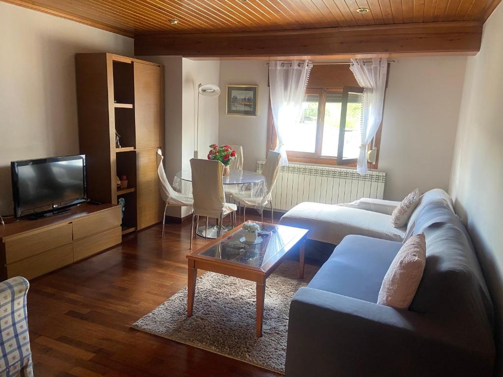 a living room with a couch and a table at Refugio de ensueño in Sabiñánigo