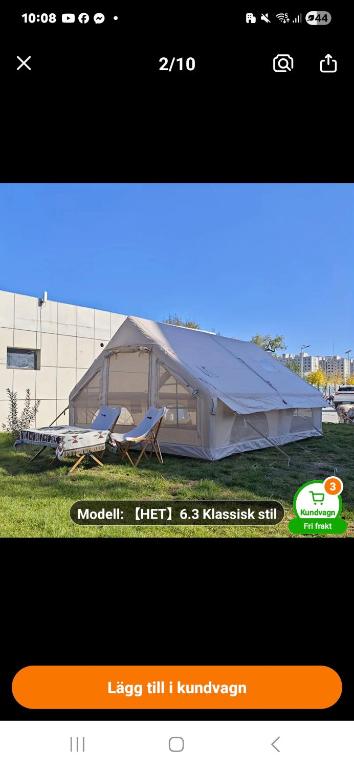 ein Bild von einem Zelt mit einem Stuhl im Gras in der Unterkunft Zingo in Borgholm