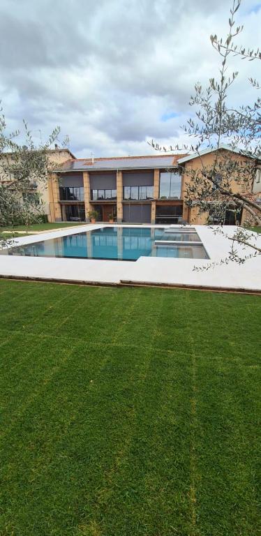 a large building with a swimming pool in a yard at Dimora Rosaspina Suite Eden e Suite Platinum in Adro