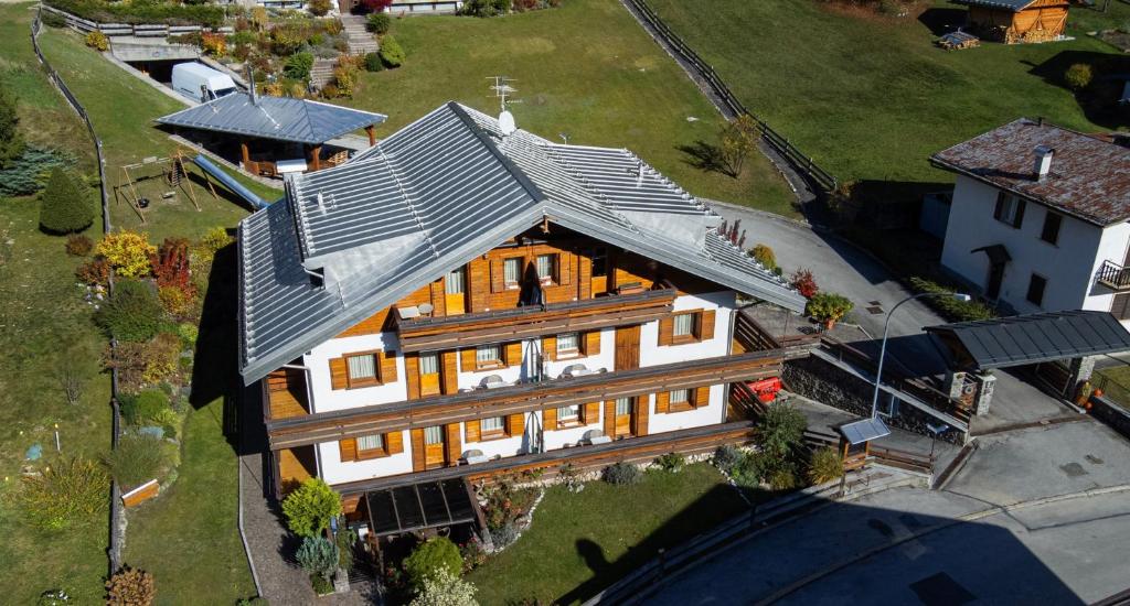 an overhead view of a house with a roof at Appartamenti Leovacanze in Auronzo di Cadore