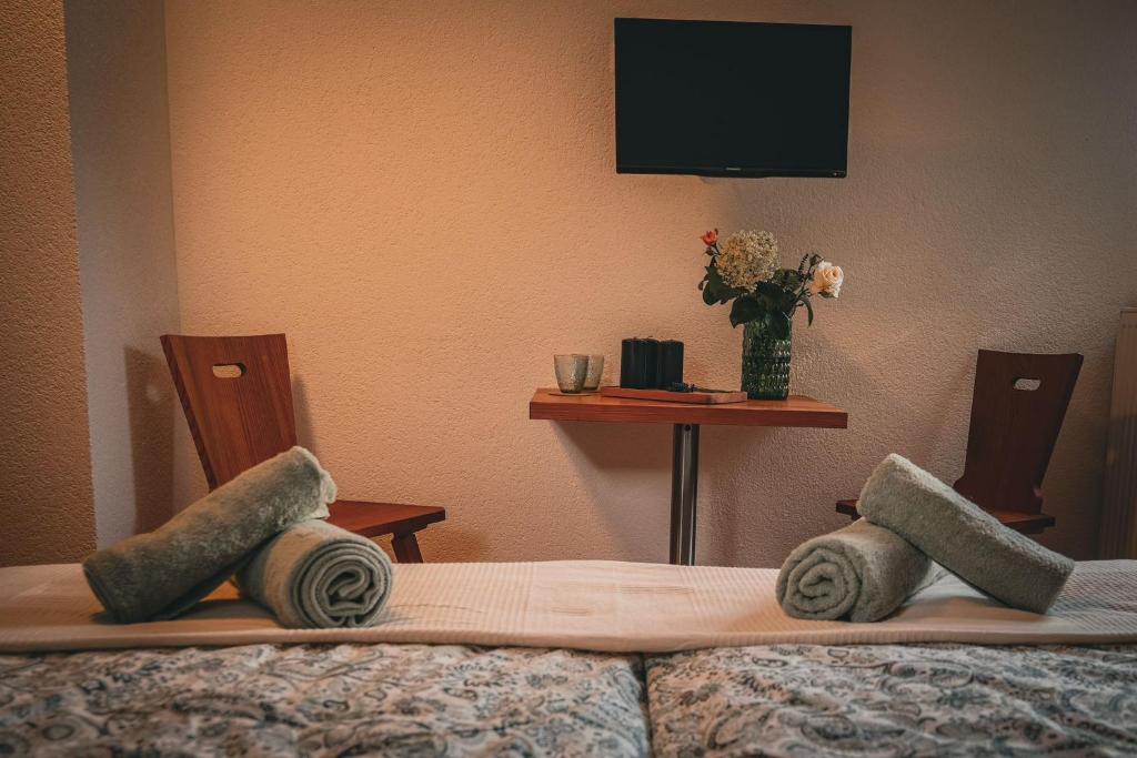a hotel room with a bed with a tv on the wall at Haus am Stausee in Altenbeuthen