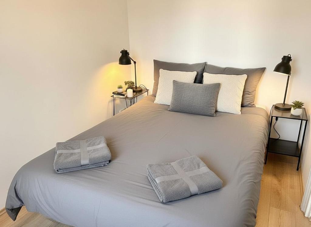 2 Room Spacious & Modern Industrial Loft at Westbahnhof - next to Metro - Smart Beamer, Netflix & Long Stay friendly
