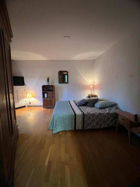 ein Schlafzimmer mit einem Bett und einem Tisch mit zwei Lampen in der Unterkunft Appart Hôtel Ambert in Marsac-en-Livradois