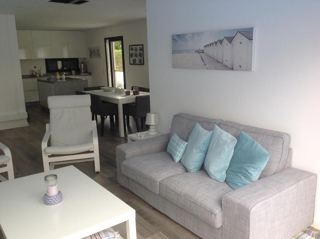 a living room with a couch and a table at Villa Lisbonne piscine plage in Aroeira