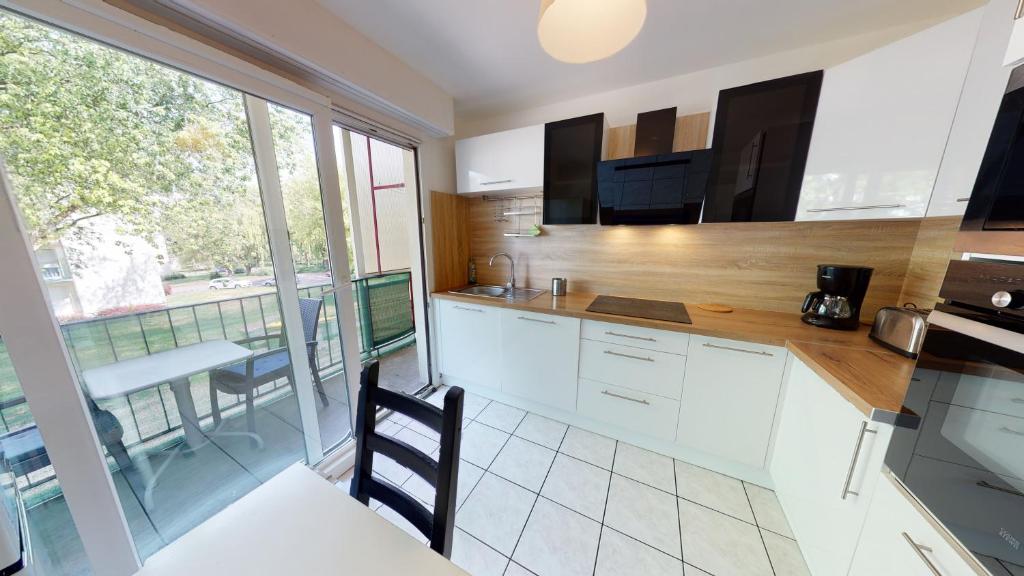 Appartement F4 refait proche université – photo 4