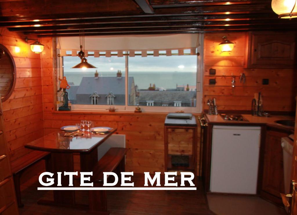 ヴィレルヴィルにあるGite De Merのキッチン(テーブル付)、窓(ギフトドメール付)