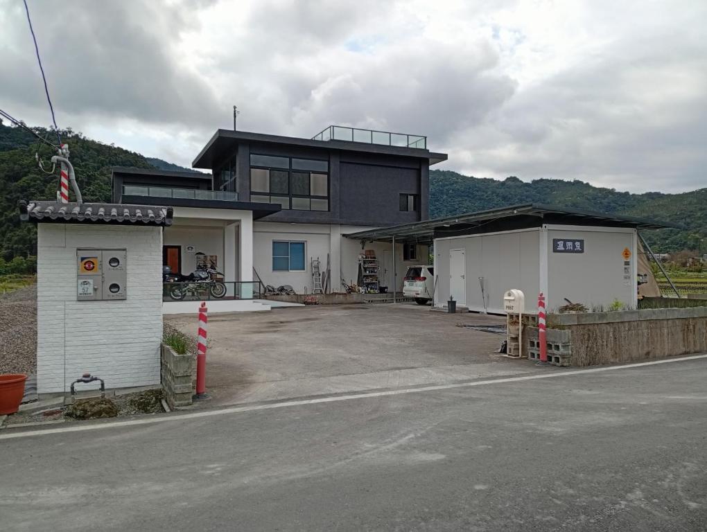 a large house with a parking lot and a garage at 宜蘭縣三星鄉遇雨魚民宿2932 in Gongzhao