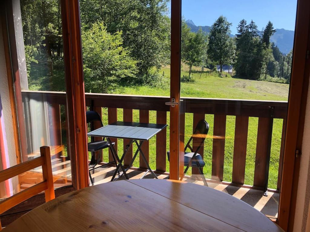 a table and chairs on a balcony with a view at Abondance appartement 4 pers in Abondance
